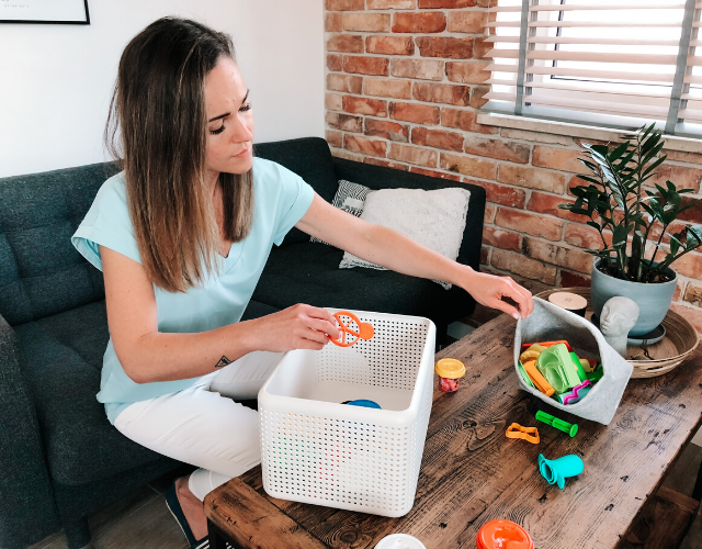 Sprzątanie rzeczy do plastikowych pudełek