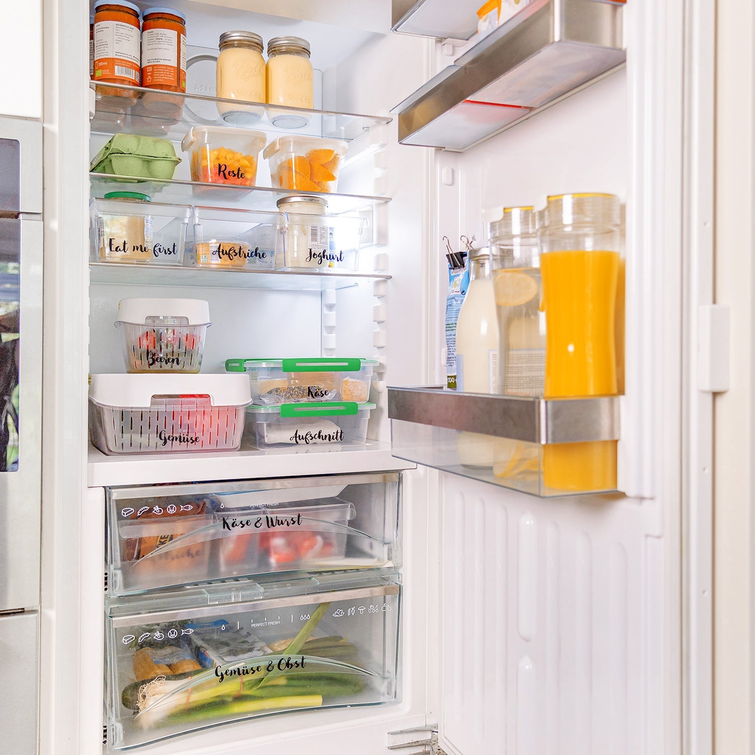 Plastikowe pudełka i organizery do lodówki